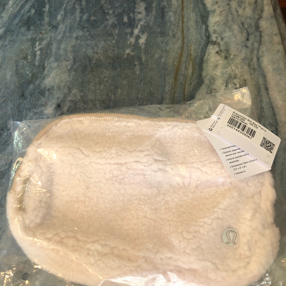 Lululemon Everywhere FLEECE Belt Bag   FLEECE SHERPA  Natural Ivory / Trench - Picture 4 of 7